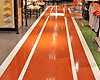 Instalación de pavimentos de PVC en pasillos de tiendas de deportes.