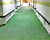 Instalación de goma antiabrasiva en pasillos.