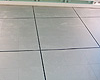 Instalación de pavimentos de PVC en losetas elevables portátiles.